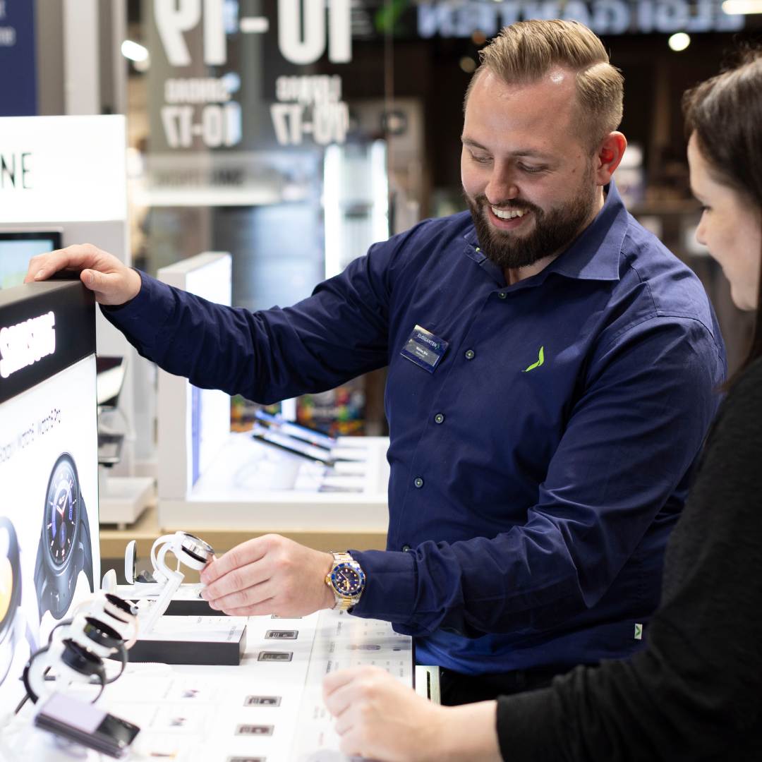 Kunde får rådgivning i smartwatch af en medarbejder fra Elgiganten på Amager. 